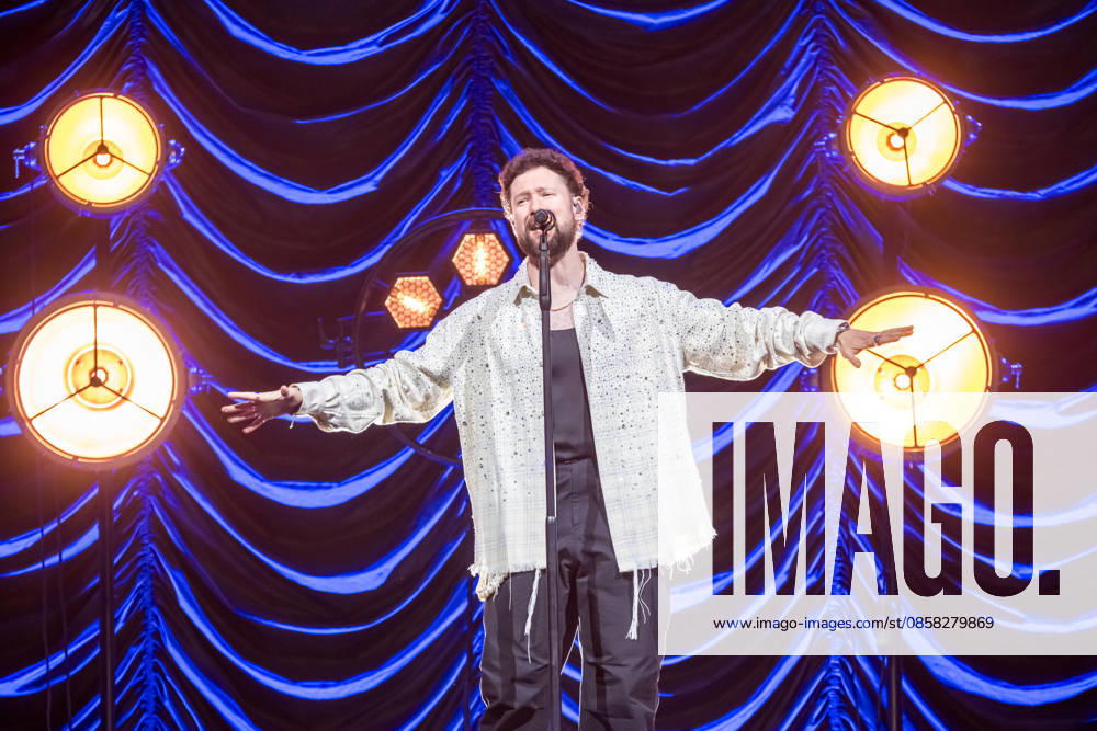 Calum Scott tritt am 3. Juni 2026 im Rahmen seiner The Avenoir Tour in der QUARTERBACK Immobilien ARENA in Leipzig auf. Rund 4.500 Zuschauer verfolgten das Konzert des britischen Sängers und Songwriters, der unter anderem die Hits You Are The Reason, Dancing On My Own, Biblical und No Matter What sowie aktuelle Songs seines neuen Albums präsentierte. Bekannt wurde Scott 2015 durch seine Teilnahme an der britischen Castingshow Britains Got Talent, wo er mit seiner Interpretation von Dancing On My Own den Golden Buzzer erhielt und international Aufmerksamkeit erlangte. Calum Scott Leipzig