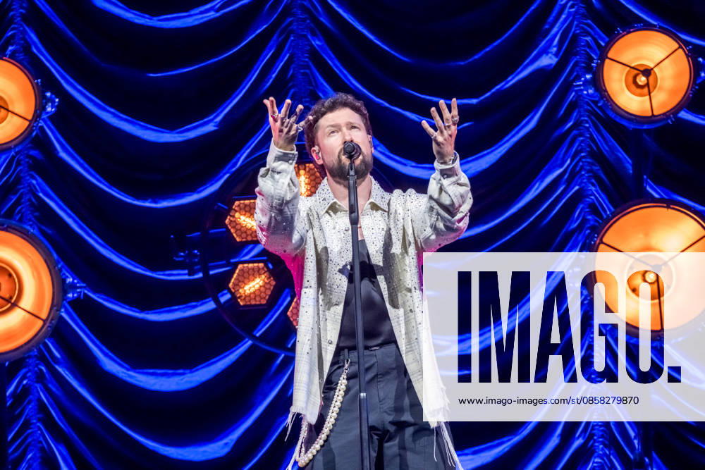 Calum Scott tritt am 3. Juni 2026 im Rahmen seiner The Avenoir Tour in der QUARTERBACK Immobilien ARENA in Leipzig auf. Rund 4.500 Zuschauer verfolgten das Konzert des britischen Sängers und Songwriters, der unter anderem die Hits You Are The Reason, Dancing On My Own, Biblical und No Matter What sowie aktuelle Songs seines neuen Albums präsentierte. Bekannt wurde Scott 2015 durch seine Teilnahme an der britischen Castingshow Britains Got Talent, wo er mit seiner Interpretation von Dancing On My Own den Golden Buzzer erhielt und international Aufmerksamkeit erlangte. Calum Scott Leipzig