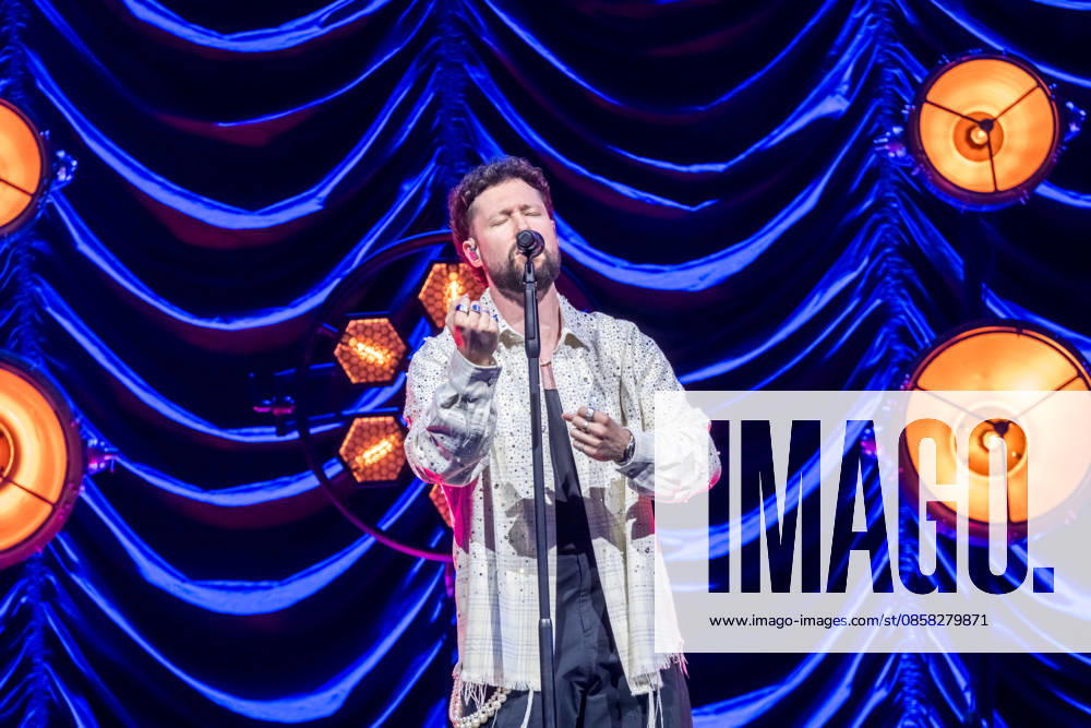 Calum Scott tritt am 3. Juni 2026 im Rahmen seiner The Avenoir Tour in der QUARTERBACK Immobilien ARENA in Leipzig auf. Rund 4.500 Zuschauer verfolgten das Konzert des britischen Sängers und Songwriters, der unter anderem die Hits You Are The Reason, Dancing On My Own, Biblical und No Matter What sowie aktuelle Songs seines neuen Albums präsentierte. Bekannt wurde Scott 2015 durch seine Teilnahme an der britischen Castingshow Britains Got Talent, wo er mit seiner Interpretation von Dancing On My Own den Golden Buzzer erhielt und international Aufmerksamkeit erlangte. Calum Scott Leipzig