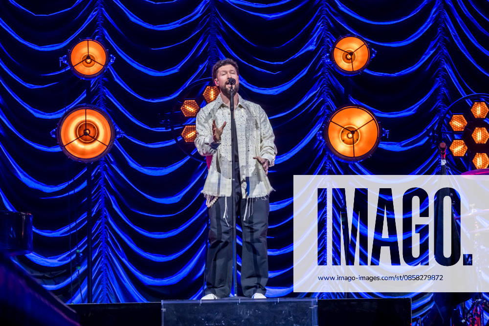 Calum Scott tritt am 3. Juni 2026 im Rahmen seiner The Avenoir Tour in der QUARTERBACK Immobilien ARENA in Leipzig auf. Rund 4.500 Zuschauer verfolgten das Konzert des britischen Sängers und Songwriters, der unter anderem die Hits You Are The Reason, Dancing On My Own, Biblical und No Matter What sowie aktuelle Songs seines neuen Albums präsentierte. Bekannt wurde Scott 2015 durch seine Teilnahme an der britischen Castingshow Britains Got Talent, wo er mit seiner Interpretation von Dancing On My Own den Golden Buzzer erhielt und international Aufmerksamkeit erlangte. Calum Scott Leipzig