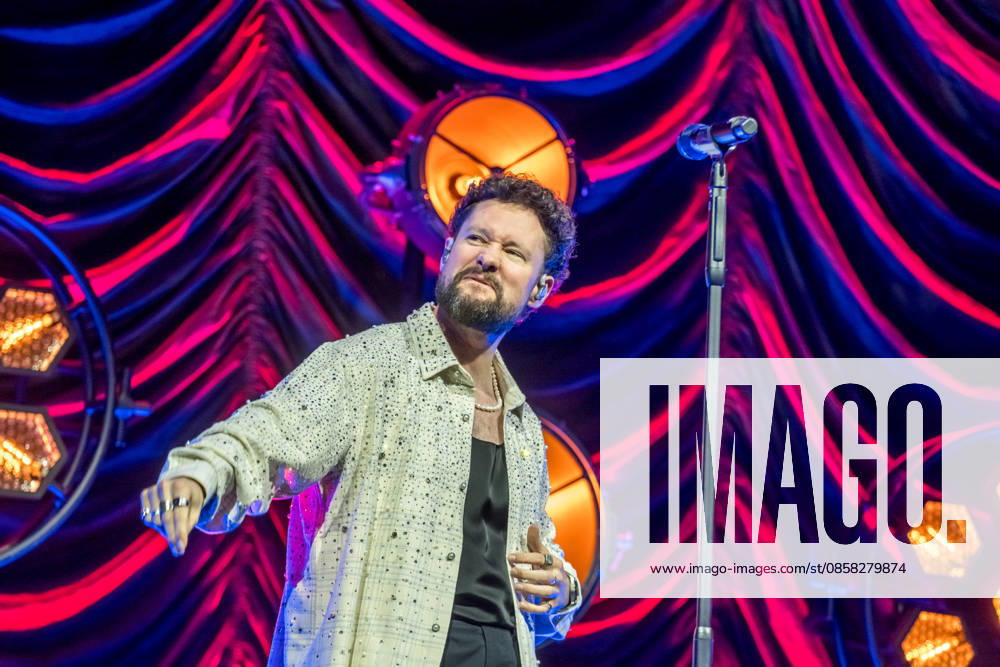 Calum Scott tritt am 3. Juni 2026 im Rahmen seiner The Avenoir Tour in der QUARTERBACK Immobilien ARENA in Leipzig auf. Rund 4.500 Zuschauer verfolgten das Konzert des britischen Sängers und Songwriters, der unter anderem die Hits You Are The Reason, Dancing On My Own, Biblical und No Matter What sowie aktuelle Songs seines neuen Albums präsentierte. Bekannt wurde Scott 2015 durch seine Teilnahme an der britischen Castingshow Britains Got Talent, wo er mit seiner Interpretation von Dancing On My Own den Golden Buzzer erhielt und international Aufmerksamkeit erlangte. Calum Scott Leipzig