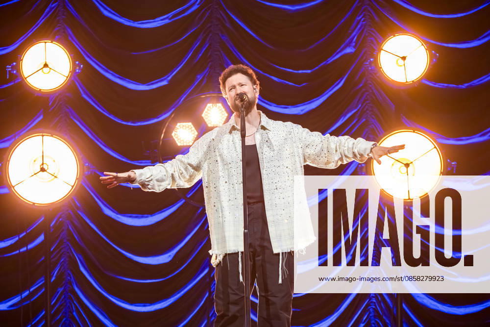 Calum Scott tritt am 3. Juni 2026 im Rahmen seiner The Avenoir Tour in der QUARTERBACK Immobilien ARENA in Leipzig auf. Rund 4.500 Zuschauer verfolgten das Konzert des britischen Sängers und Songwriters, der unter anderem die Hits You Are The Reason, Dancing On My Own, Biblical und No Matter What sowie aktuelle Songs seines neuen Albums präsentierte. Bekannt wurde Scott 2015 durch seine Teilnahme an der britischen Castingshow Britains Got Talent, wo er mit seiner Interpretation von Dancing On My Own den Golden Buzzer erhielt und international Aufmerksamkeit erlangte. Calum Scott Leipzig