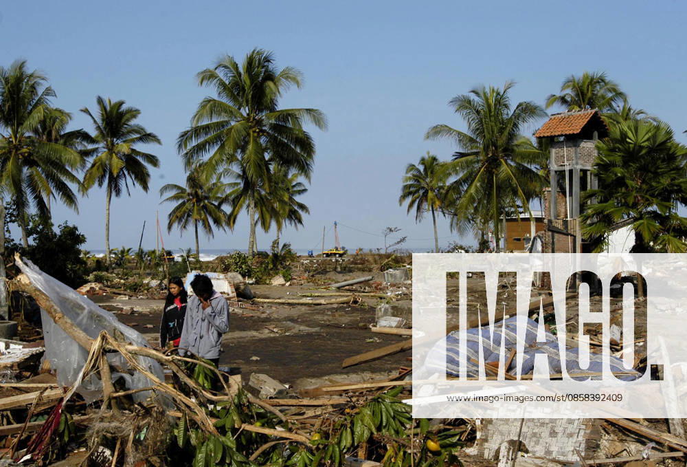 Over 500 Dead in Java Tsunami Jul 19, 2006; Ciamis, West Java, INDONESIA; Indonesia couple Rina and Dadi collect usable items from their house which swept away by Monday s tsunami in Pangandaran beach area. A tsunami hit the coast of the Indonesian island of Java and has taken more than 550 lives, leaving over 600 injured, around 38,000 others have been displaced by the disaster. An earthquake around 240km beneath the ocean floor caused the giant black wave to sweep 300m inland, destroying homes, hotels and people. Mandatory Credit: Photo by Ng Swan Ti JiwaFoto ZUMA Press. ( ) Copyright 2006 by JiwaFoto Ciamis West Java INDONESIA