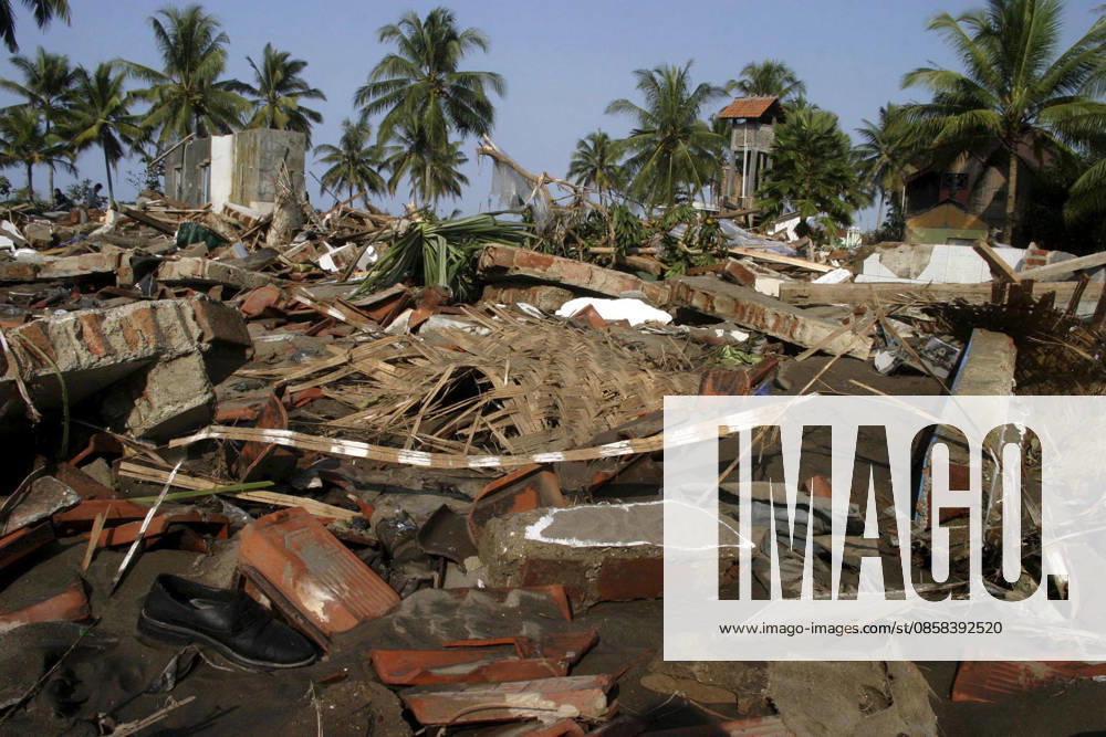 Over 500 Dead in Java Tsunami Jul 19, 2006; Ciamis, West Java, INDONESIA; Residents houses in Pangandaran Beach on Wednesday morning after hit by tsunami two days before. A tsunami hit the coast of the Indonesian island of Java and has taken more than 550 lives, leaving over 600 injured, around 38,000 others have been displaced by the disaster. An earthquake around 240km beneath the ocean floor caused the giant black wave to sweep 300m inland, destroying homes, hotels and people. Mandatory Credit: Photo by Toto Santiko Budi JiwaFoto ZUMA Press. ( ) Copyright 2006 by JiwaFoto Ciamis West Java INDONESIA