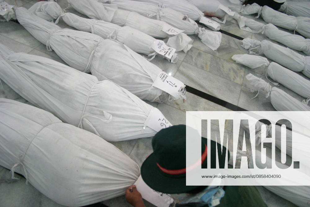 Over 500 Dead in Java Tsunami Jul 20, 2006; Ciamis, West Java, INDONESIA; A volunteer counts the bodies of dead tsunami victims before a mass funeral. A tsunami hit the coast of the Indonesian island of Java killing more than 550 people, leaving over 600 injured. Over 38,000 others have been displaced by the disaster. An earthquake around 240km beneath the ocean floor caused the giant black wave to sweep 300m inland, destroying homes, hotels and people. Mandatory Credit: Photo by Toto Santiko Budi JiwaFoto ZUMA Press. ( ) Copyright 2006 by JiwaFoto Ciamis West Java INDONESIA