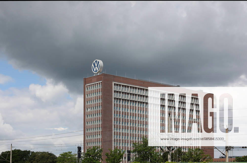 VW Wolfsburg, 03.06.2026, Volkswagen AG Zentrale, VW Hochhaus, Verwaltung, VW-Zeichen auf dem Gebäude. Niedersachsen Deutschland