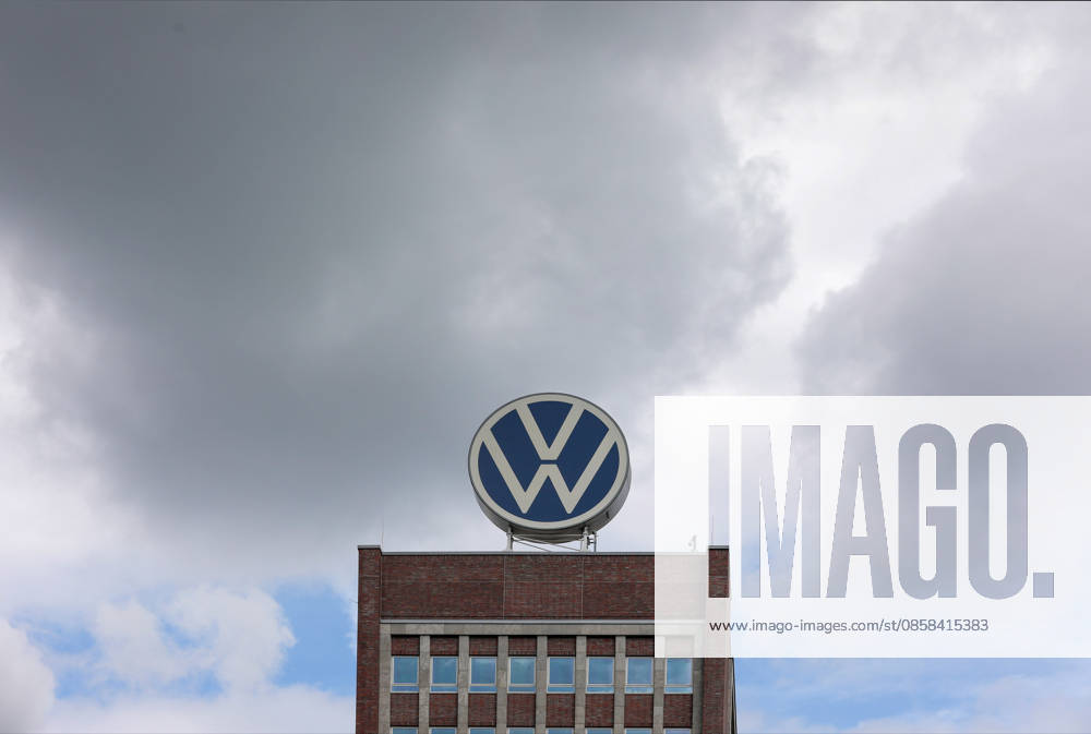 VW Wolfsburg, 03.06.2026, Volkswagen AG Zentrale, VW Hochhaus, Verwaltung, VW-Zeichen auf dem Gebäude. Niedersachsen Deutschland