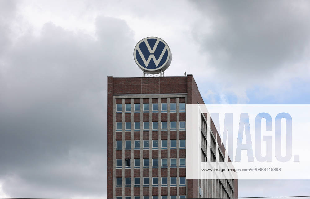 VW Wolfsburg, 03.06.2026, Volkswagen AG Zentrale, VW Hochhaus, Verwaltung, VW-Zeichen auf dem Gebäude. Niedersachsen Deutschland