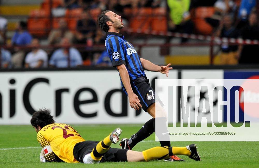 Giampaolo PAZZINI (Inter), Tolga Zengin (Trabzonspor) Milano 14 9 2011 Stadio Giuseppe Meazza 2011 2012 UEFA Champions League Football Calcio - Inter Mailand Vs Trabzonspor - allexsabba