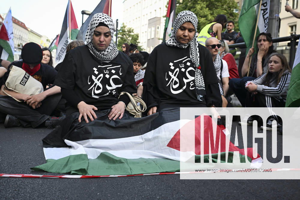 Pro-Palestinian protest in Berlin BERLIN, GERMANY - JUNE 5: People, holding Palestinian flags, stage a pro-Palestinian protest as they gather at Neptunbrunnen Square in Berlin, Germany on June 5, 2026. Halil Sagirkaya Anadolu Berlin Germany. Editorial use only. Please get in touch for any other usage.