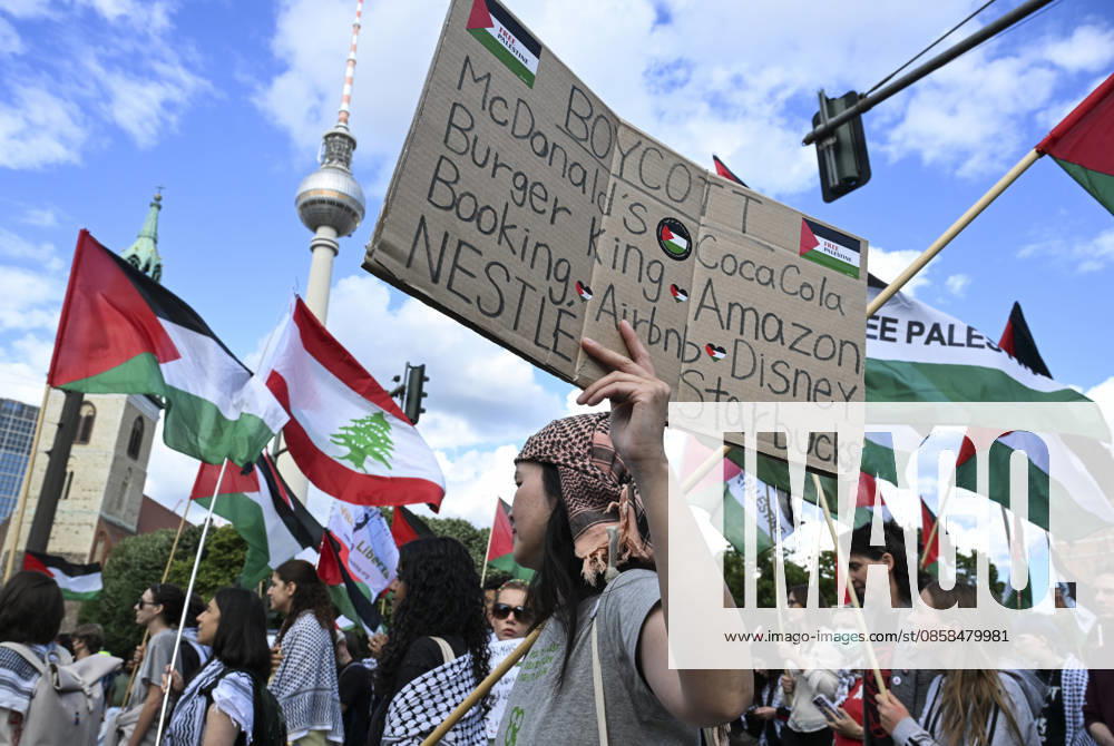 Pro-Palestinian protest in Berlin BERLIN, GERMANY - JUNE 5: People, holding Palestinian flags, stage a pro-Palestinian protest as they gather at Neptunbrunnen Square in Berlin, Germany on June 5, 2026. Halil Sagirkaya Anadolu Berlin Germany. Editorial use only. Please get in touch for any other usage.
