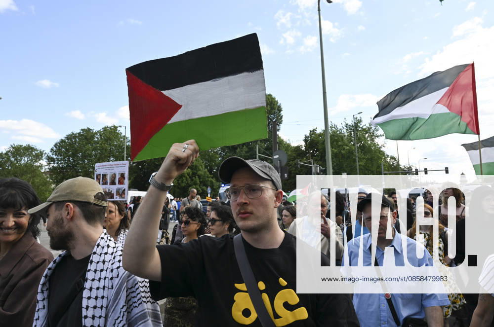Pro-Palestinian protest in Berlin BERLIN, GERMANY - JUNE 5: People, holding Palestinian flags, stage a pro-Palestinian protest as they gather at Neptunbrunnen Square in Berlin, Germany on June 5, 2026. Halil Sagirkaya Anadolu Berlin Germany. Editorial use only. Please get in touch for any other usage.