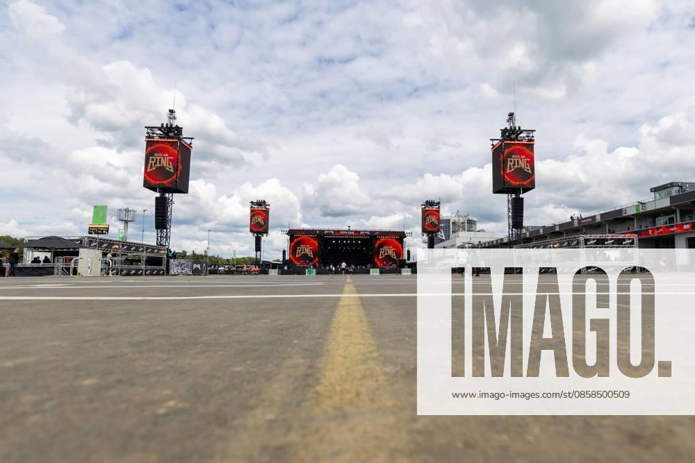 Rock am Ring 2026 - - 06.06.26 Einlasszeit. Das noch leere Infield vor der Utopia Stage füllt sich langsam - Zweiter Festivaltag am Samstag, 06.06.2026, bei Rock am Ring 2026 am Nürburgring in der Eifel. Das dreitägige Musikfestival findet vom 5. bis 7. Juni 2026 statt und gehört zu den größten Open-Air-Festivals Deutschlands. Nürburg Nürburgring Rheinland-Pfalz Deutschland