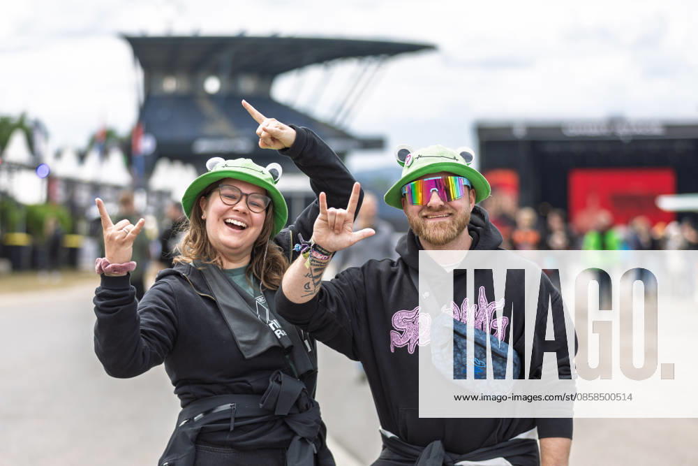 Rock am Ring 2026 - - 06.06.26 Einlasszeit. Das Gelände füllt sich. Gut gelaunte Besucher am Eingensbereich - Zweiter Festivaltag am Samstag, 06.06.2026, bei Rock am Ring 2026 am Nürburgring in der Eifel. Das dreitägige Musikfestival findet vom 5. bis 7. Juni 2026 statt und gehört zu den größten Open-Air-Festivals Deutschlands. Nürburg Nürburgring Rheinland-Pfalz Deutschland