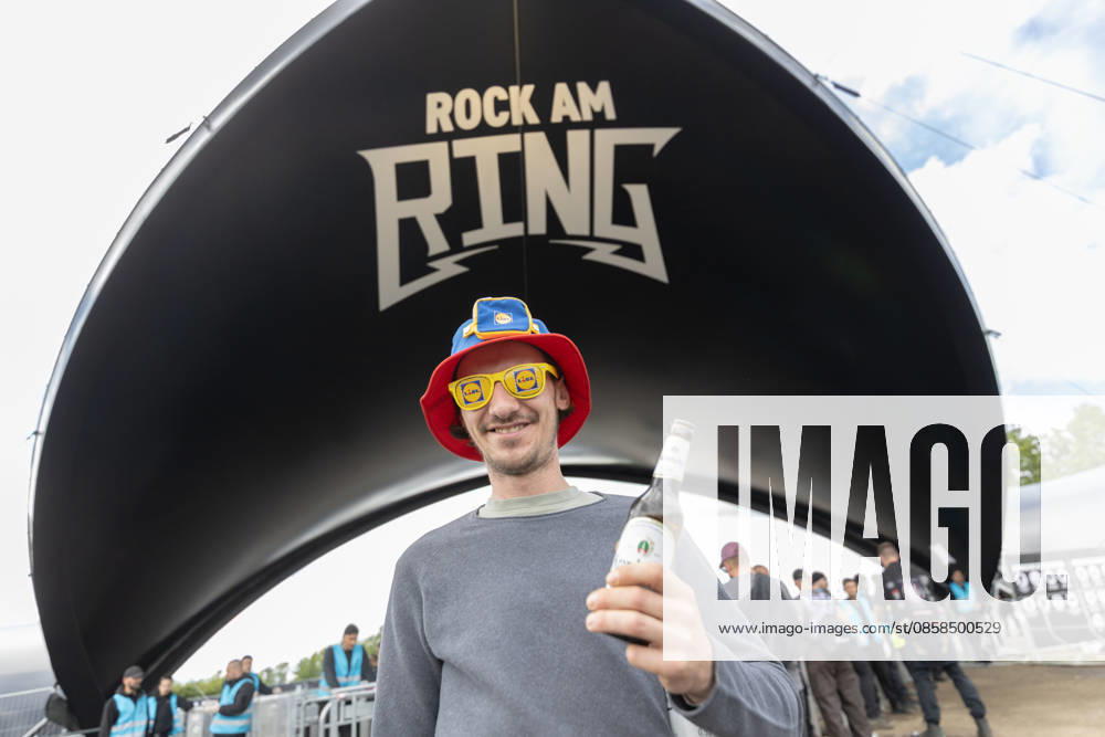 Rock am Ring 2026 - - 06.06.26 Einlasszeit. Das Gelände füllt sich. Gut gelaunte Besucher am Eingensbereich - Zweiter Festivaltag am Samstag, 06.06.2026, bei Rock am Ring 2026 am Nürburgring in der Eifel. Das dreitägige Musikfestival findet vom 5. bis 7. Juni 2026 statt und gehört zu den größten Open-Air-Festivals Deutschlands. Nürburg Nürburgring Rheinland-Pfalz Deutschland