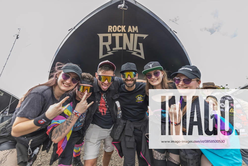 Rock am Ring 2026 - - 06.06.26 Einlasszeit. Das Gelände füllt sich. Gut gelaunte Besucher am Eingensbereich - Zweiter Festivaltag am Samstag, 06.06.2026, bei Rock am Ring 2026 am Nürburgring in der Eifel. Das dreitägige Musikfestival findet vom 5. bis 7. Juni 2026 statt und gehört zu den größten Open-Air-Festivals Deutschlands. Nürburg Nürburgring Rheinland-Pfalz Deutschland