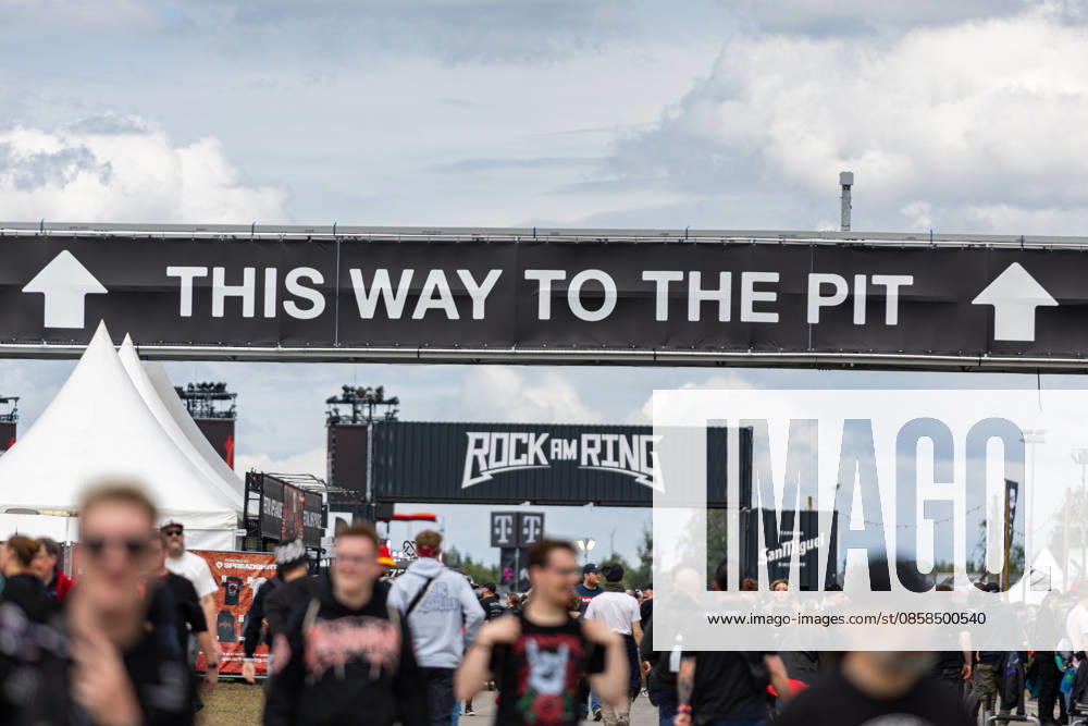 Rock am Ring 2026 - - 06.06.26 Einlasszeit. Das Gelände füllt sich. Gut gelaunte Besucher am Eingensbereich - Zweiter Festivaltag am Samstag, 06.06.2026, bei Rock am Ring 2026 am Nürburgring in der Eifel. Das dreitägige Musikfestival findet vom 5. bis 7. Juni 2026 statt und gehört zu den größten Open-Air-Festivals Deutschlands. Nürburg Nürburgring Rheinland-Pfalz Deutschland