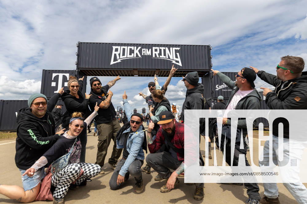 Rock am Ring 2026 - - 06.06.26 Einlasszeit. Das Gelände füllt sich. Gut gelaunte Besucher am Eingensbereich - Zweiter Festivaltag am Samstag, 06.06.2026, bei Rock am Ring 2026 am Nürburgring in der Eifel. Das dreitägige Musikfestival findet vom 5. bis 7. Juni 2026 statt und gehört zu den größten Open-Air-Festivals Deutschlands. Nürburg Nürburgring Rheinland-Pfalz Deutschland