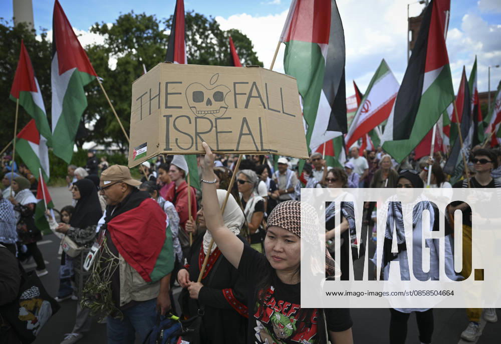 Demonstration in support of Palestine in Berlin BERLIN, GERMANY - JUNE 06: People gather at Neptunbrunnen Square to show solidarity with Palestine and protest against Israel, marching to Potsdamer Platz in Berlin, Germany on June 06, 2026. Halil Sagirkaya Anadolu Berlin Germany. Editorial use only. Please get in touch for any other usage.