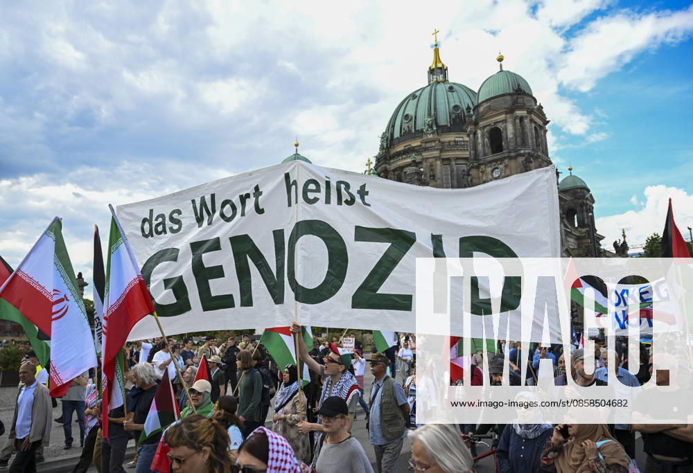 Demonstration in support of Palestine in Berlin BERLIN, GERMANY - JUNE 06: People gather at Neptunbrunnen Square to show solidarity with Palestine and protest against Israel, marching to Potsdamer Platz in Berlin, Germany on June 06, 2026. Halil Sagirkaya Anadolu Berlin Germany. Editorial use only. Please get in touch for any other usage.