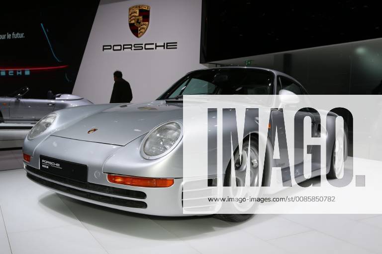 Porsche 959 (Baujahr 1987) vor Porsche Logo Schriftzug, Sonderausstellung 70 Jahre Porsche Sportwagen, Mondial Paris Motor Show 2018 (04.10.-14.10.2018, Pressetage 02. & 03.10.2018), Mondial de lAuto lAutomobile, Paris Expo - Porte de Versailles, Paris (Frankreich), Pariser Auto Salon, Messe, Ausstellung