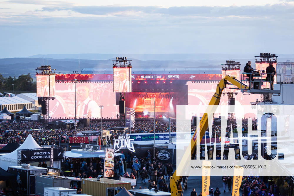 Rock am Ring 2026, Tag 2, 6.6.2026 Das Gelände ist proppevoll -- Mit dem Traditionsfestival Rock am Ring am Nürburgring in der Eifel startet in Deutschland die Festival-Saison. Rock am Ring findet in diesem Jahr vom 5. bis 7. Juni statt. Rund 80 Bands und Künstler stehen auf einer der drei großen Bühnen. Nürburg Nürburgring Rheinland-Pfalz Deutschland