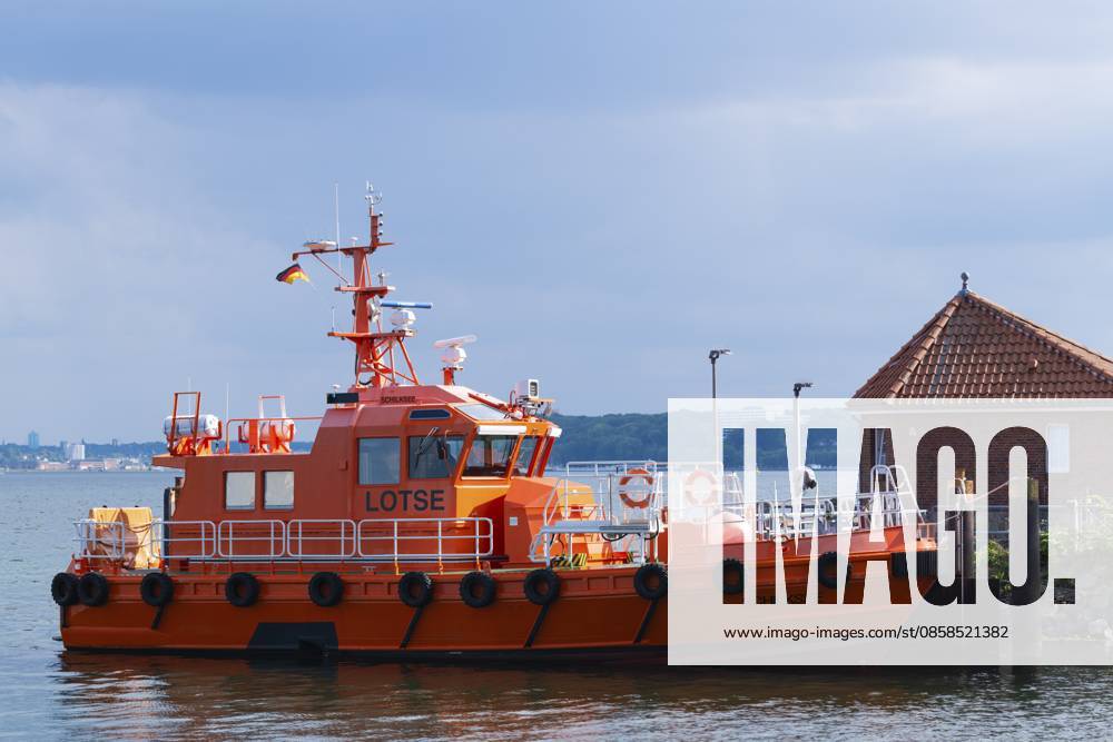 Lotsenboot oder Lotsenversetzboot am Anleger, Liegeplatz, Kiel, Ortsteil Holtenau, Kieler Förde, Lotsenhaus, Inschrift Lotse, Lotsenpflicht, Bereitschaft, Ortskunde, Schifffahrt, Kapitän, Kanal, NOK, Nord-Ostsee-Kanal, Kanallotse, Schiffsführung, Begleiter, Rettungsringe, Radar, Farbe Orange, Ostsee, Deutschland Pilot boat or pilot transfer boat at dock, berth, Kiel, Holtenau district, Kiel Fjord, pilot house, inscription pilot, duty, readiness, local knowledge, shipping, captain, channel, NOK, Kiel Canal, channel guide, lifeguards, radar, color orange, Baltic Sea, Germany