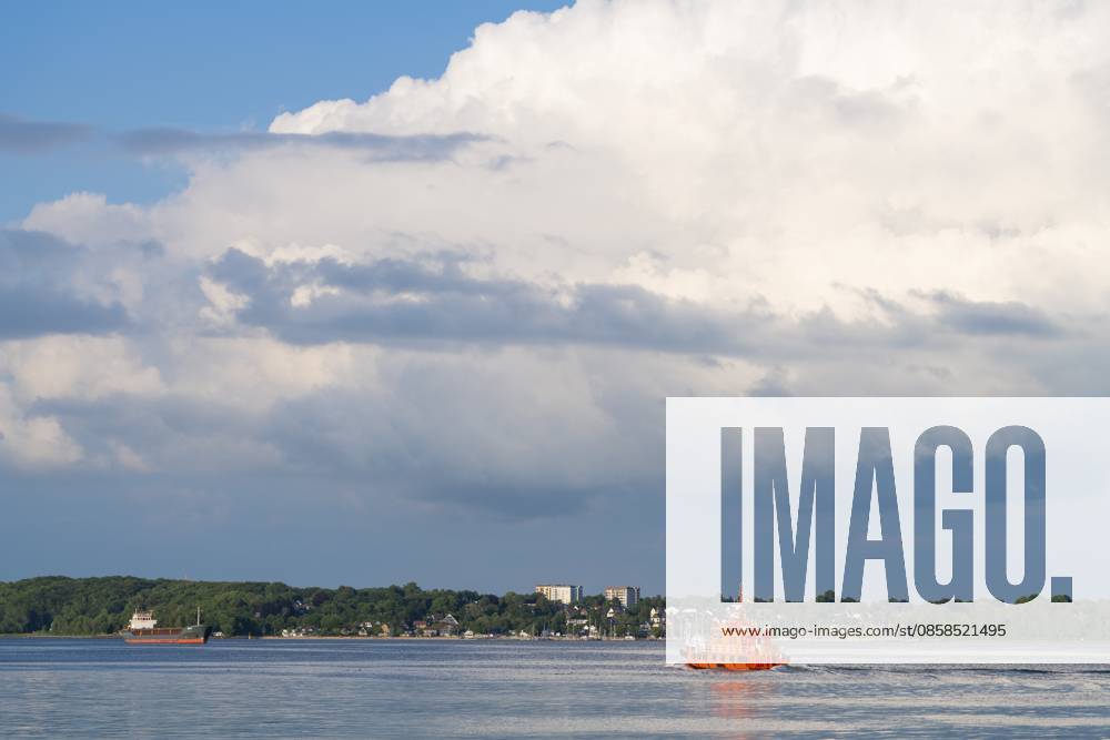 Lotsenboot oder Lotsenversetzboot am fährt ein Schiff an, Kiel, Ortsteil Holtenau, Kieler Förde, Heikendorf am bewaldeten Ostufer, Inschrift Lotse, Lotsenpflicht, Bereitschaft, Ortskunde, Schifffahrt, Kapitän, Kanal, NOK, Nord-Ostsee-Kanal, Kanallotse, Schiffsführung, Begleiter, Rettungsringe, Radar, Farbe Orange, Ostsee, Deutschland Pilot boat or pilot transfer boat on a ship arrives, Kiel, Holtenau district, Kiel Fjord, Heikendorf on the wooded east bank, inscription pilot, duty of pilotage, readiness, local knowledge, shipping, captain, channel, NOK, Kiel Canal, channel channel, ship guidance, attendants, lifebuoys, radar, color orange, Baltic Sea, Germany