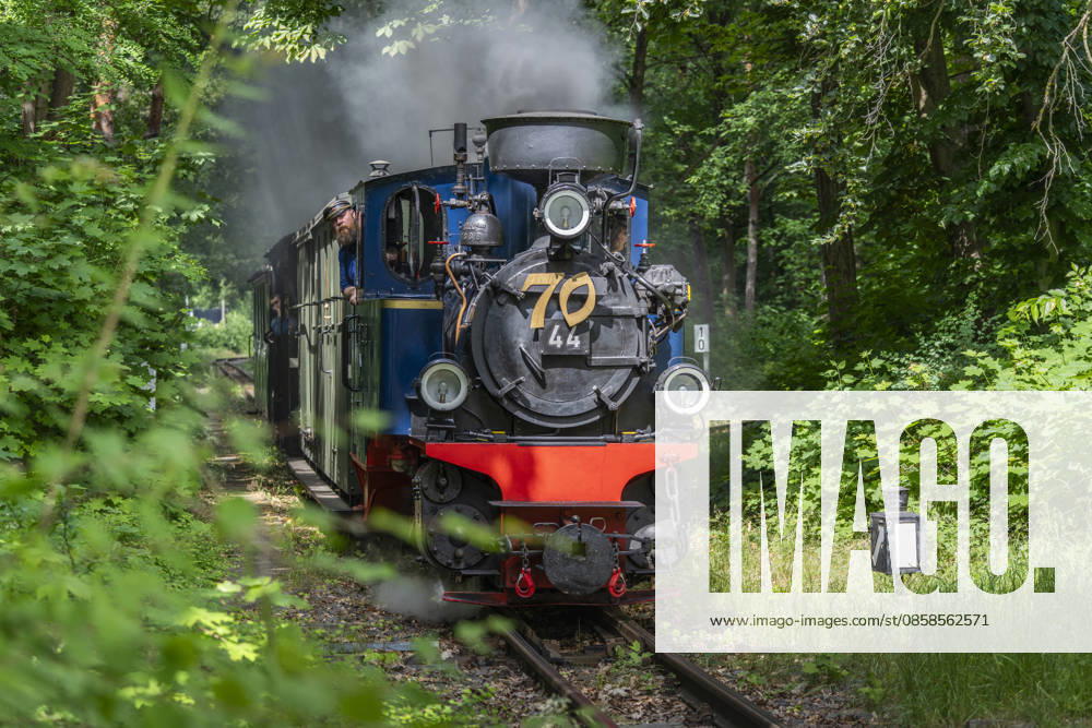 Am Jubiläumswochenende am 6. und 7. Juni 2026 feiert die Parkeisenbahn im Volkspark Wuhlheide in Berlin-Köpenick ihren 70. Geburtstag. Auf der Strecke verkehren gleich vier Züge, gezogen von historischen Dampflokomotiven und Diesellokomotiven. Auf dem Foto ein von einer historischen Dampflok gezogener Zug.