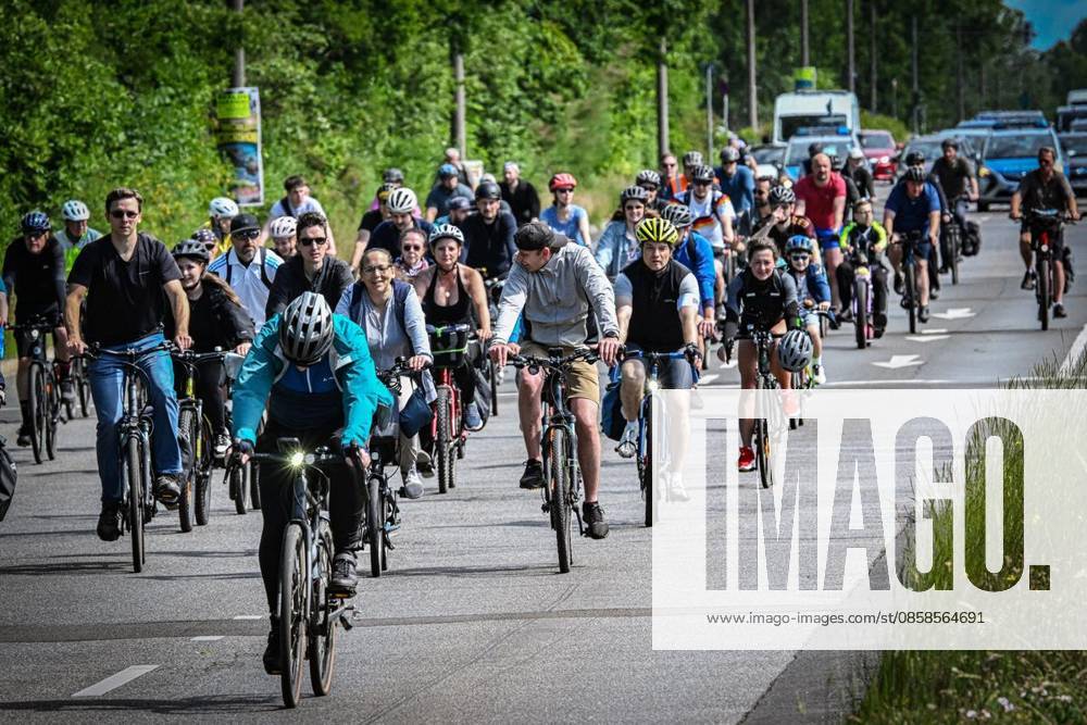 Fahrrad-Sternfahrt des ADFC Berlin, Von verschiedenen Startpunkten fahren die Teilnehmenden laut ADFC insgesamt über mehr als 2.700 Kilometer Strecke zum Großen Stern am Tiergarten. Die Sternfahrt findet dieses Jahr zum 50. Mal statt. Das Motto lautet «Die Zukunft fährt Rad!» , fotografiert am 07.06.2026 in Berlin. Berlin Berlin Berlin