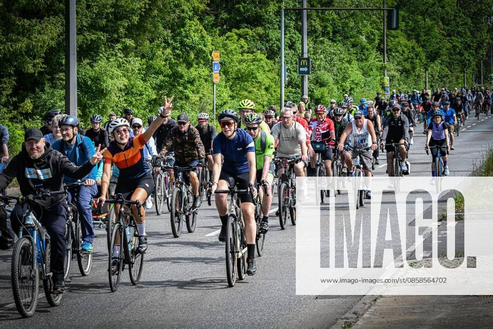 Fahrrad-Sternfahrt des ADFC Berlin, Von verschiedenen Startpunkten fahren die Teilnehmenden laut ADFC insgesamt über mehr als 2.700 Kilometer Strecke zum Großen Stern am Tiergarten. Die Sternfahrt findet dieses Jahr zum 50. Mal statt. Das Motto lautet «Die Zukunft fährt Rad!» , fotografiert am 07.06.2026 in Berlin. Berlin Berlin Berlin