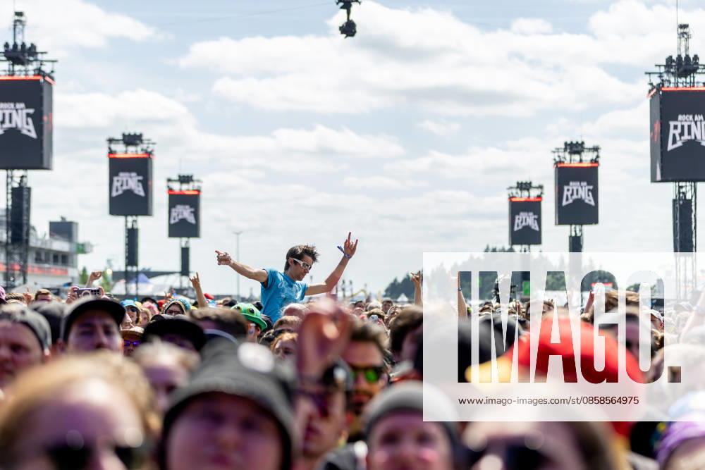 Fans vor der großen Utopia Stage während des Auftritts der US-amerikanischen Rap-Rock-Band Hollywood Undead im Rahmen des Festivals Rock am Ring 2026 am Nürburgring. Nürburg Rock am Ring Rheinland-Pfalz Germany