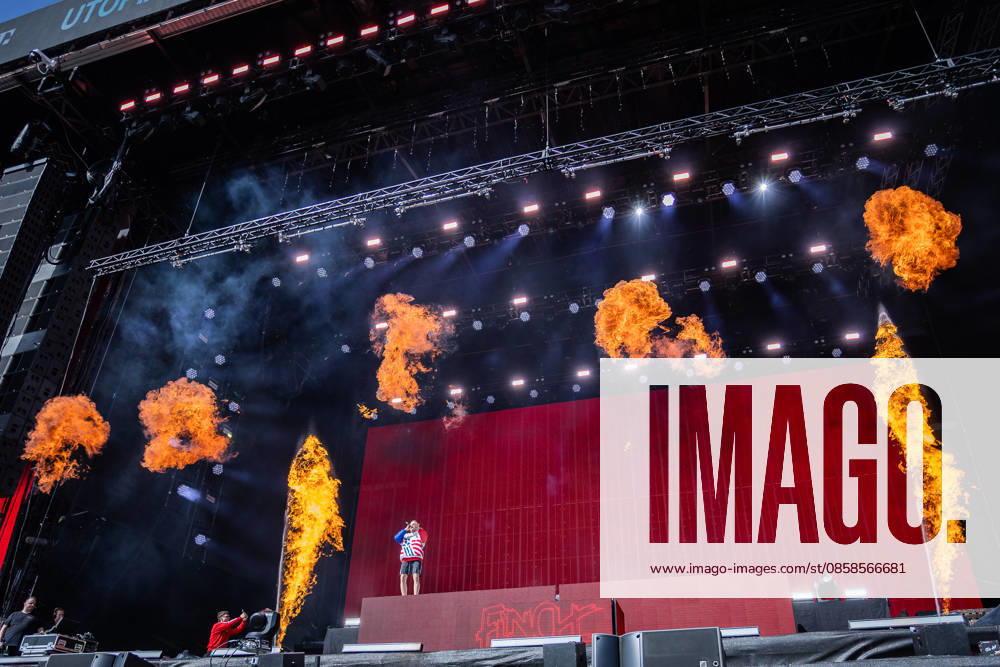 Rock am Ring 2026, Tag 3, 7.6.2026 Auftritt des deutschen Rappers Finch -- Mit dem Traditionsfestival Rock am Ring am Nürburgring in der Eifel startet in Deutschland die Festival-Saison. Rock am Ring findet in diesem Jahr vom 5. bis 7. Juni statt. Rund 80 Bands und Künstler stehen auf einer der drei großen Bühnen. Nürburg Nürburgring Rheinland-Pfalz Deutschland