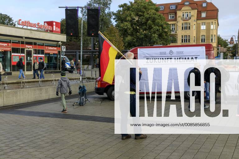 Anti-Asyl Demo in Cottbus DEU Brandenburg Cottbus: Â Der eng mit der AfD verbundene Golßener Verein -Zukunft Heimat- musste sich am Mittwoch bei einer Demonstration gegen die Flüchtlingsaufnahme mit weniger Teilnehmern zufrieden geben als bisher. Einige Hundert Menschen waren auf den Stadthallenvorplatz gekommen, wo ein grau gestrichenes trojanisches Pferd aus Styropor aufgestellt worden war. Der Verein machte diesmal keine eigenen öffentlichen Angaben über die vermeintliche Teilnehmerzahl. Anfang des Jahres hatten sich an solchen Veranstaltungen des Vereins noch 2500 bis 3000 Menschen beteiligt. Wie bei vorangegangenen Kundgebungen von -Zukunft Heimat- befanden sich auch am Mittwoch in Cottbus unter den Versammelten Rechtsextremisten, Mitglieder der vom Verfassungsschutz beobachteten -Identitären Bewegung- und Reichsbürger.