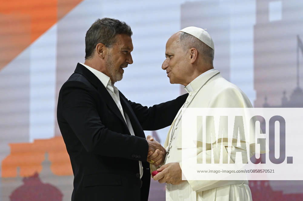 SPAIN - POPE LEO XIV DURING THE MEETING BUILDING NETWORKS WITH THE WORLD OF CULTUREM ART, ECONOMY AND SPORT AT THE MOVISTAR ARENA IN MADRID - 2026 6 7 Spain, Vatican, 2026 6 7 Pope Leo XIV greets Spanish actor Antonio Banderas after his speech during the meeting Building networks with the world of Culture, Art, Economy and Sports at the Movistar Arena in Madrid - NO BOOKS