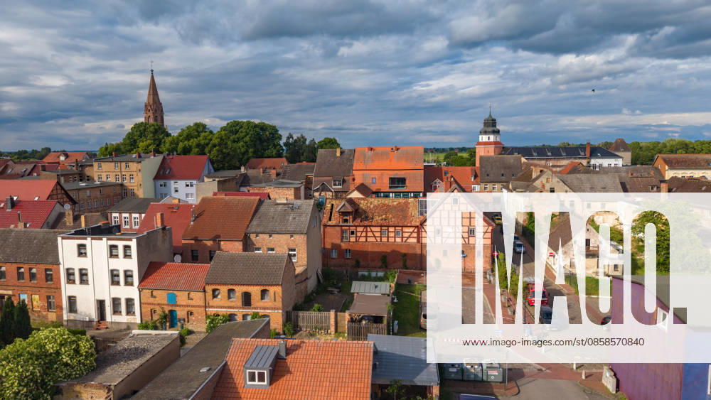 Der historischer Kulturspeicher in Ueckermünde brannte am 07.06.2026 nieder. Das Fachwerk-Gebäude, ein Wahrzeichen der Stadt am Haff, wurde vom Feuer zerstört. Es entstand ein Millionenschaden. Ueckermünde Mecklenburg-Vorpommern Deutschland