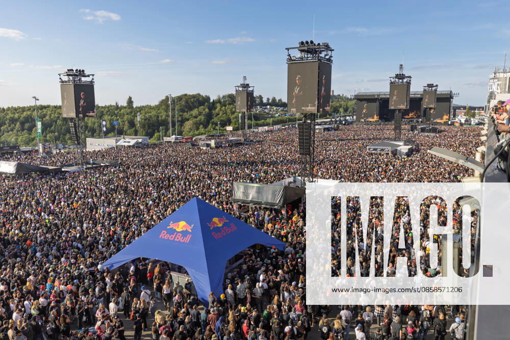 Rock am Ring 2026. Volles Infield- 07.06.26 Zehntausende Besucher stehen am späten Nachmittag im dicht gefüllten Infield vor der Utopia Stage bei Rock am Ring 2026 auf dem Nürburgring in Nürburg. Die Utopia Stage, die im Fahrerlager steht, ist die größte der drei Festivalbühnen; die beiden weiteren Bühnen sind auf dem weitläufigen Gelände verteilt. Das Festival ist ausverkauft. Nürburg Nürburgring Rheinland-Pfalz Deutschland
