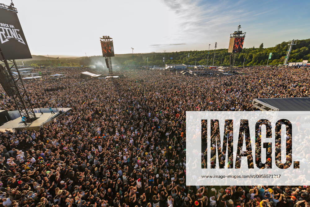 Rock am Ring 2026. Volles Infield- 07.06.26 Zehntausende Besucher stehen am späten Nachmittag im dicht gefüllten Infield vor der Utopia Stage bei Rock am Ring 2026 auf dem Nürburgring in Nürburg. Die Utopia Stage, die im Fahrerlager steht, ist die größte der drei Festivalbühnen; die beiden weiteren Bühnen sind auf dem weitläufigen Gelände verteilt. Das Festival ist ausverkauft. Nürburg Nürburgring Rheinland-Pfalz Deutschland