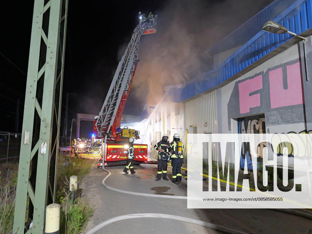 Großbrand in Wunstorf 180 Feuerwehrleute kämpfen gegen einen Brand in einer ehemaligen Lagerhalle. Starke Hitzentwicklung erschwert Löscharbeitenb.