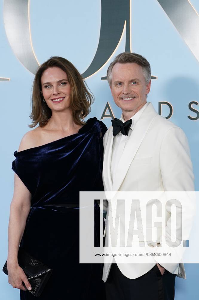 Emily Deschanel, David Hornsby at arrivals for 79th Annual Tony Awards - Arrivals 2, Radio City Music Hall at Rockefeller Center, New York, NY, June 07, 2026. Photo By: Kristin Callahan Everett Collection 79th Annual Tony Awards - Arrivals 2 PUBLICATIONXNOTxINxCANxCHNxFRAxITAxJPNxNORxPOLxRUSxESPxUKxUSA