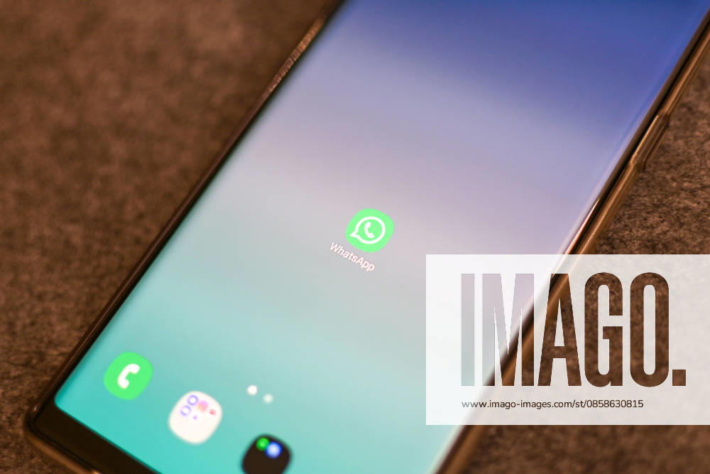 Das Logo des Messenger-Dienstes WhatsApp auf dem Display eines Smartphones. WhatsApp gehört zu den weltweit meistgenutzten Kommunikationsdiensten für Nachrichten, Sprach- und Videoanrufe. Bad Wörishofen Bayern Deutschland