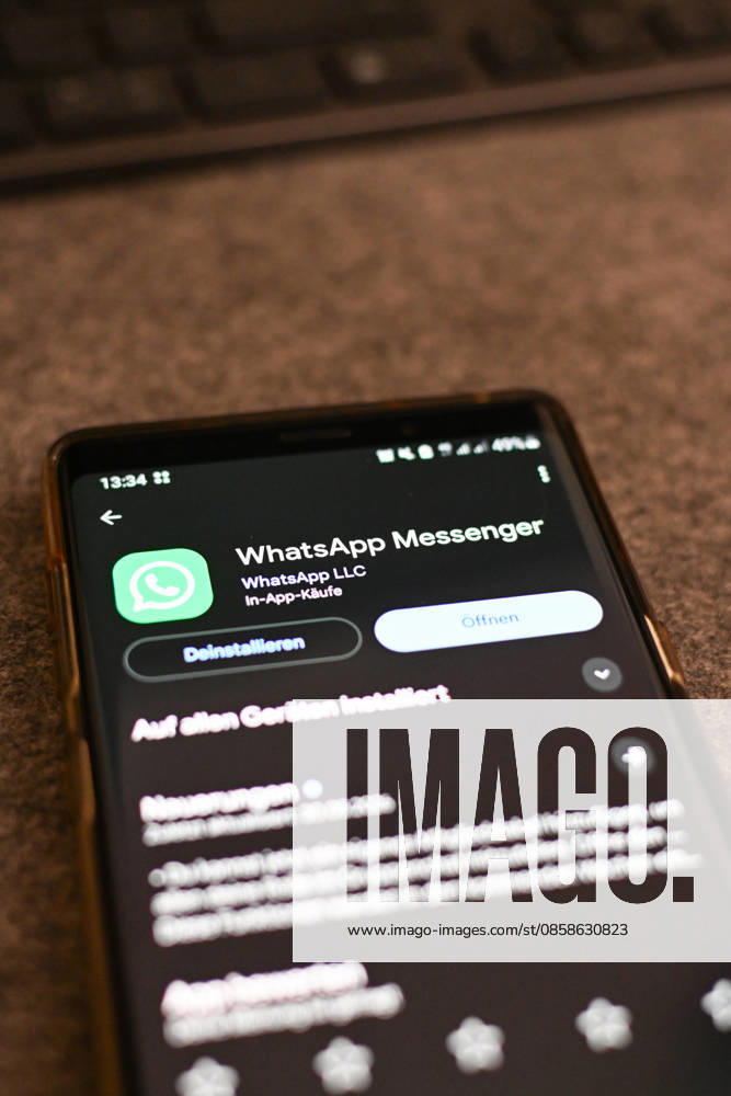 Das Logo des Messenger-Dienstes WhatsApp auf dem Display eines Smartphones. WhatsApp gehört zu den weltweit meistgenutzten Kommunikationsdiensten für Nachrichten, Sprach- und Videoanrufe. Bad Wörishofen Bayern Deutschland