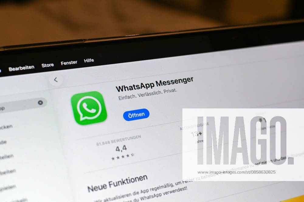 Das Logo des Messenger-Dienstes WhatsApp auf dem Display eines Macbook (Laptops). WhatsApp gehört zu den weltweit meistgenutzten Kommunikationsdiensten für Nachrichten, Sprach- und Videoanrufe. Bad Wörishofen Bayern Deutschland