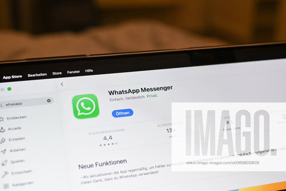 Das Logo des Messenger-Dienstes WhatsApp auf dem Display eines Macbook (Laptops). WhatsApp gehört zu den weltweit meistgenutzten Kommunikationsdiensten für Nachrichten, Sprach- und Videoanrufe. Bad Wörishofen Bayern Deutschland