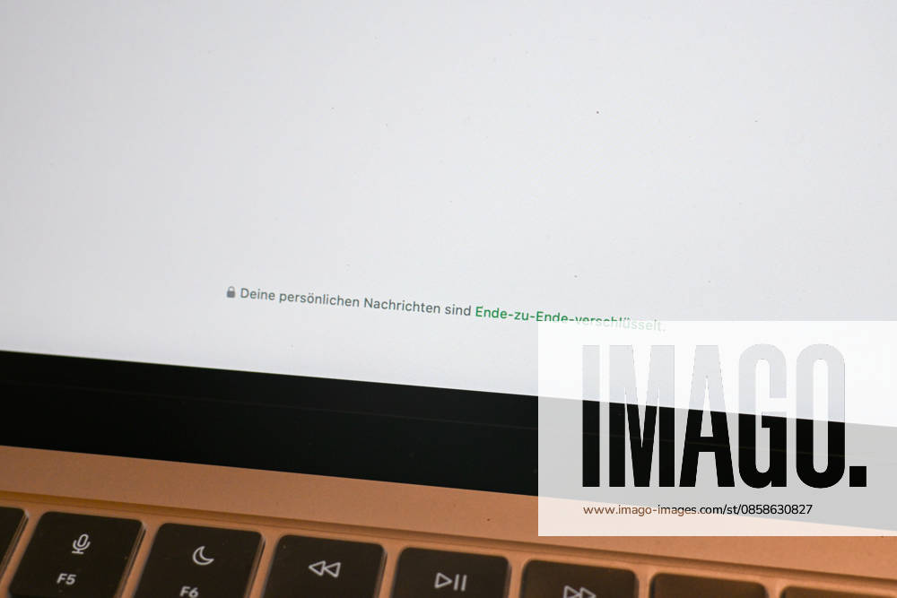 Das Logo des Messenger-Dienstes WhatsApp auf dem Display eines Macbook (Laptops). (Mit dem Hinweis Ende-zu-Ende) WhatsApp gehört zu den weltweit meistgenutzten Kommunikationsdiensten für Nachrichten, Sprach- und Videoanrufe. Bad Wörishofen Bayern Deutschland