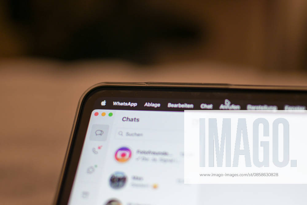 Das Logo des Messenger-Dienstes WhatsApp auf dem Display eines Macbook (Laptops). WhatsApp gehört zu den weltweit meistgenutzten Kommunikationsdiensten für Nachrichten, Sprach- und Videoanrufe. Bad Wörishofen Bayern Deutschland