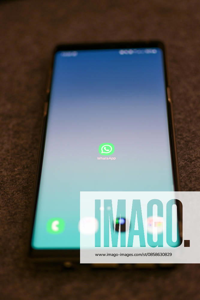Das Logo des Messenger-Dienstes WhatsApp auf dem Display eines Smartphones. WhatsApp gehört zu den weltweit meistgenutzten Kommunikationsdiensten für Nachrichten, Sprach- und Videoanrufe. Bad Wörishofen Bayern Deutschland