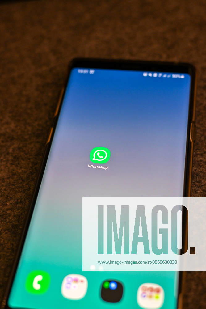 Das Logo des Messenger-Dienstes WhatsApp auf dem Display eines Smartphones. WhatsApp gehört zu den weltweit meistgenutzten Kommunikationsdiensten für Nachrichten, Sprach- und Videoanrufe. Bad Wörishofen Bayern Deutschland