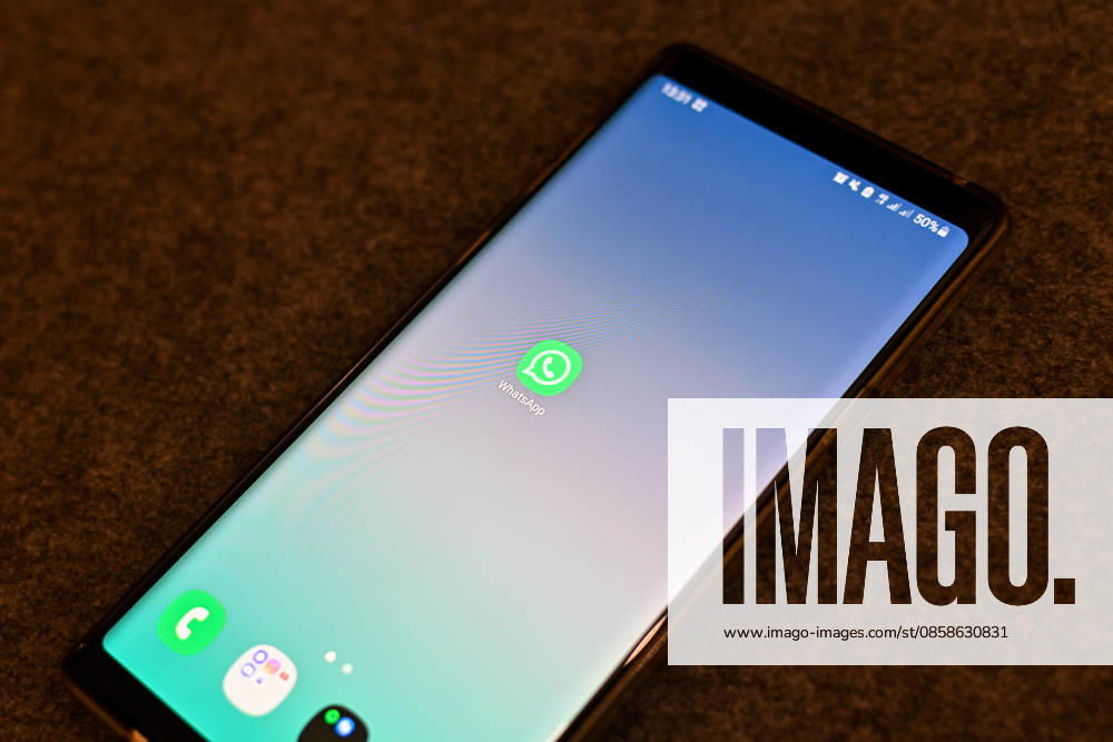 Das Logo des Messenger-Dienstes WhatsApp auf dem Display eines Smartphones. WhatsApp gehört zu den weltweit meistgenutzten Kommunikationsdiensten für Nachrichten, Sprach- und Videoanrufe. Bad Wörishofen Bayern Deutschland