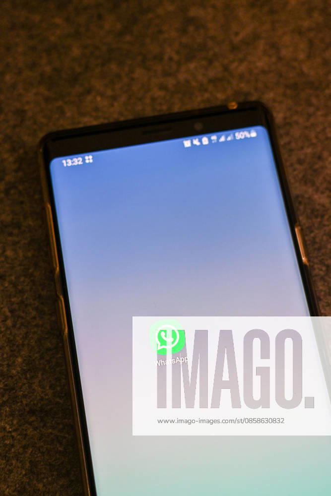Das Logo des Messenger-Dienstes WhatsApp auf dem Display eines Smartphones. WhatsApp gehört zu den weltweit meistgenutzten Kommunikationsdiensten für Nachrichten, Sprach- und Videoanrufe. Bad Wörishofen Bayern Deutschland